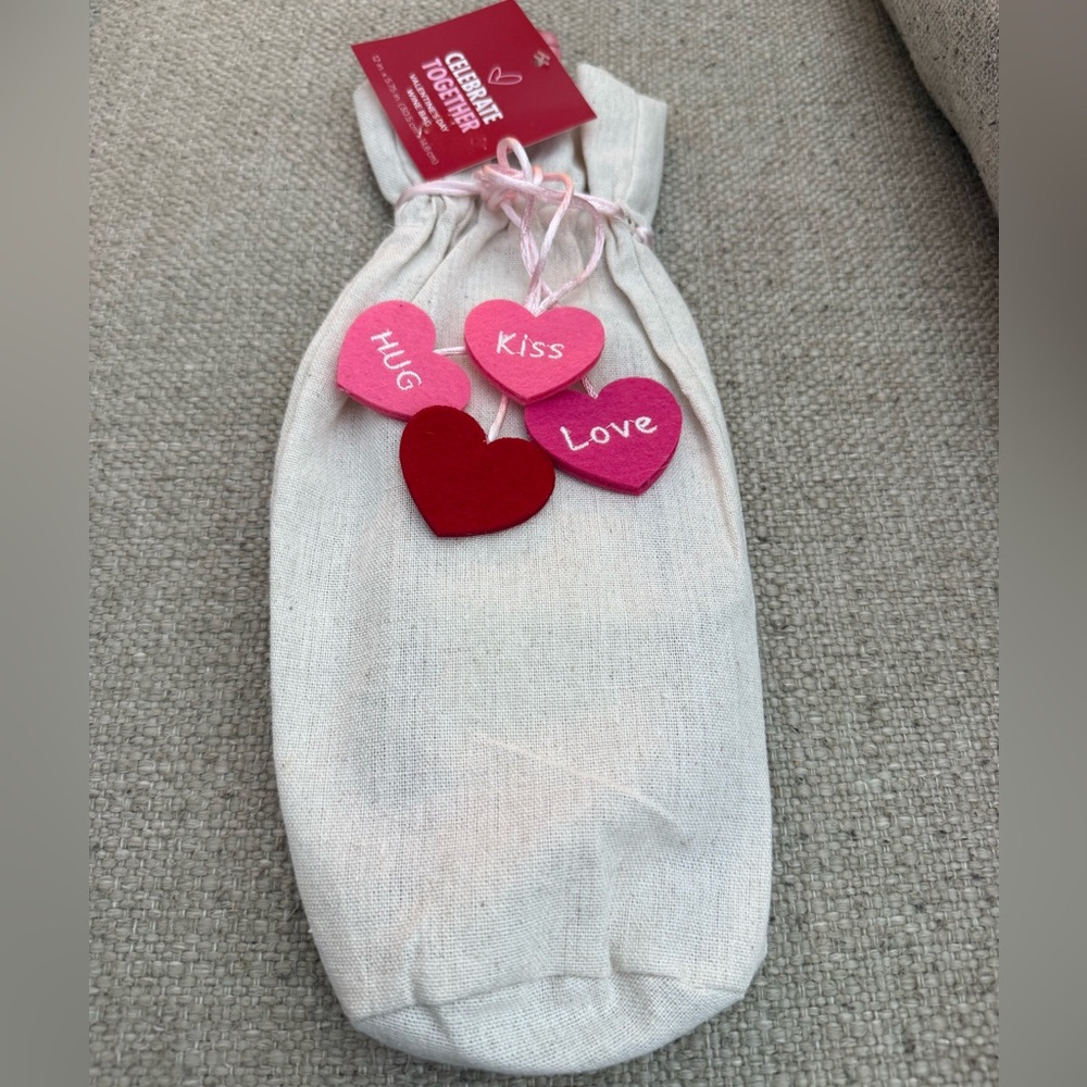 Kohl's Valentine's Day Canvas Wine Gift Bag Dangling Hearts NWT